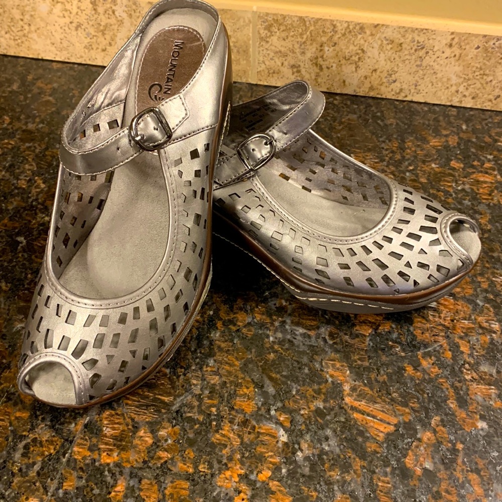 Mountain Sole Sandals size 8.5